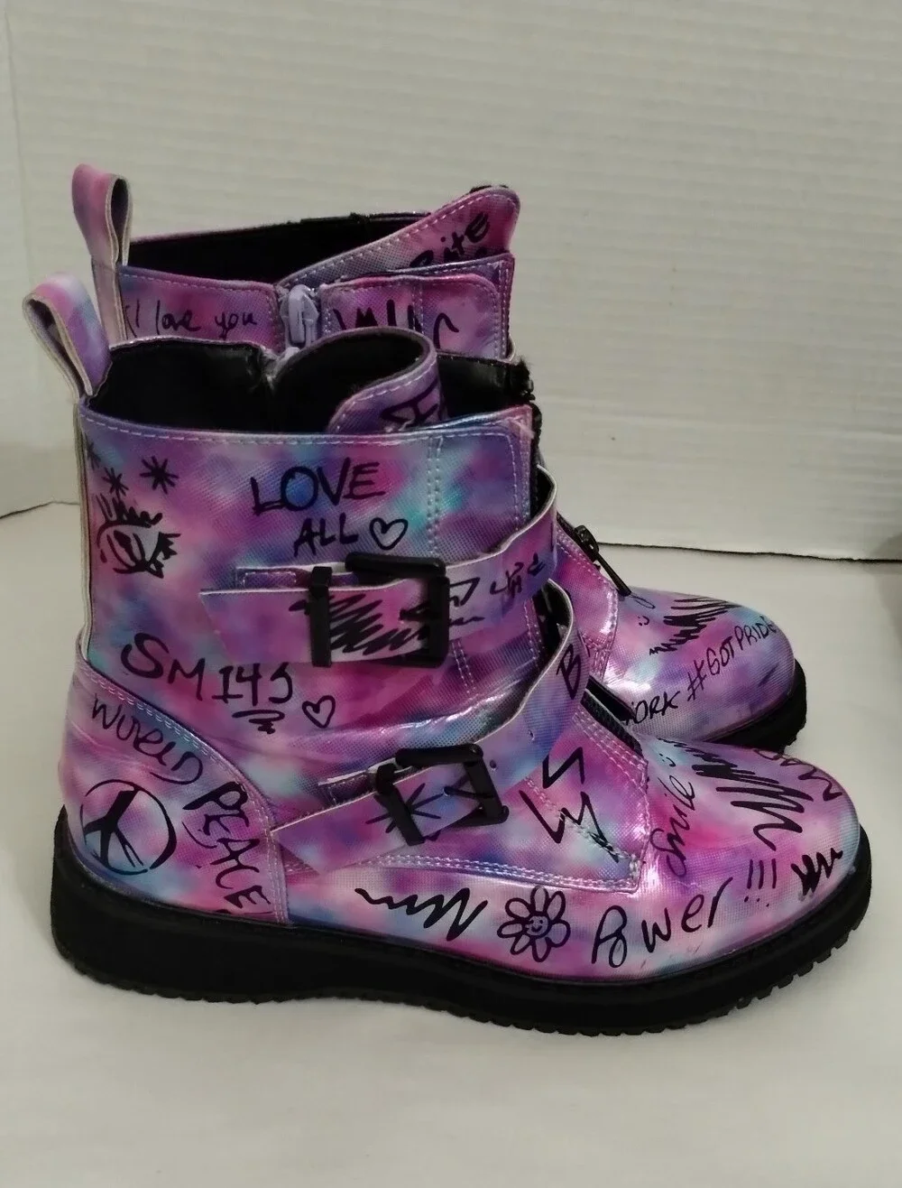 Youth Steve Madden Wordup Combat Boots Pink/Purple Graffiti Art Buckle Straps